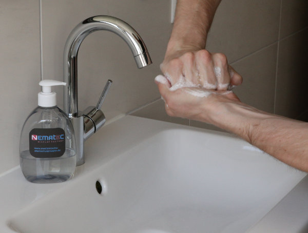 Richtig Hände waschen Schritt 7: Fingeraußenseiten waschen