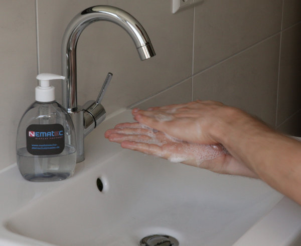 Richtig Hände waschen Schritt 1: Seife verteilen