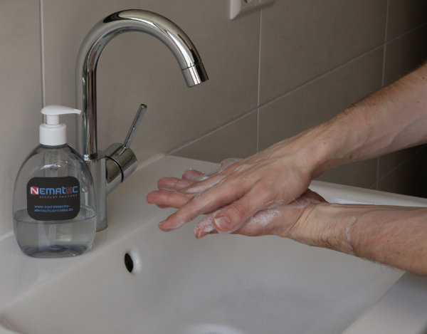 Richtig Hände waschen Schritt 3: Fingerzwischenräume waschen