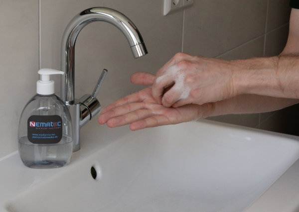 Richtig Hände waschen Schritt 6: Fingernägel reinigen
