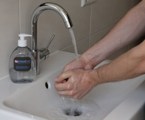 Richtig Hände waschen Schritt 8: Hände abspülen und trocknen